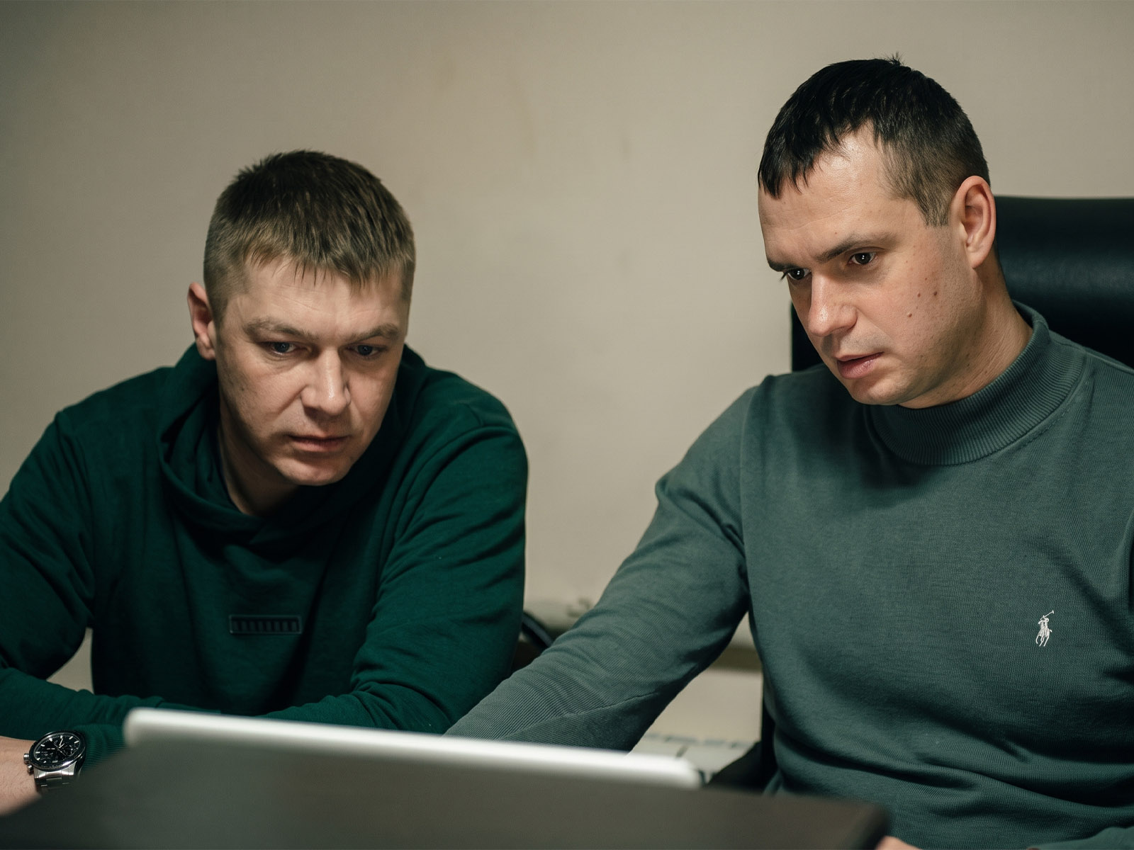 Специалисты оценивают проект формы для бетонного изделия
